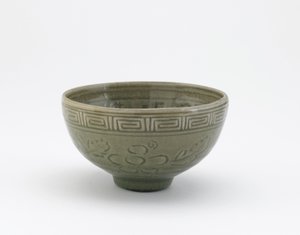 江戸時代、18世紀初頭から19世紀初頭に龍泉焼の器（青磁釉石器）